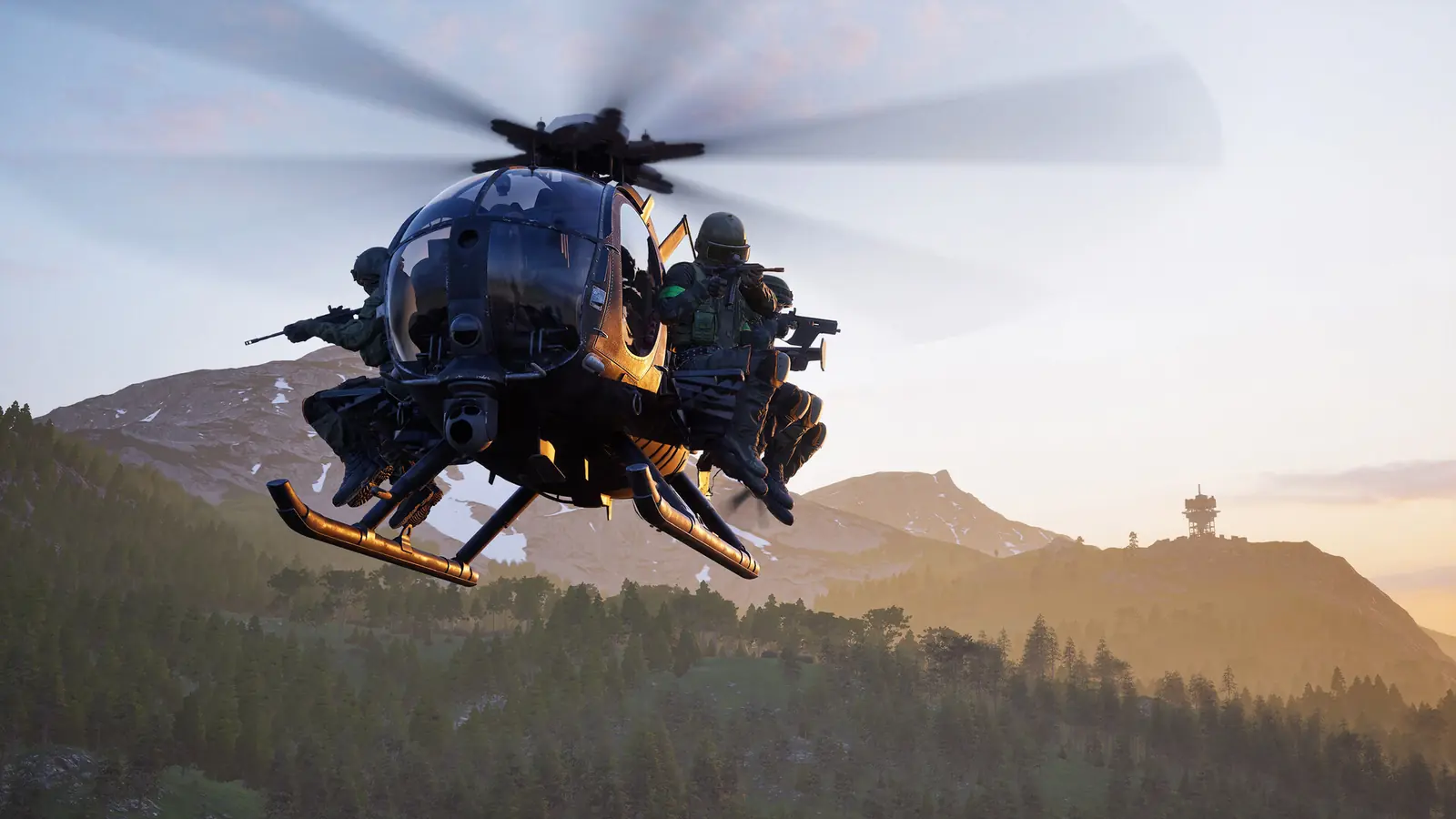 Helicóptero ligero con soldados sentados en los patines sobrevolando montañas al atardecer